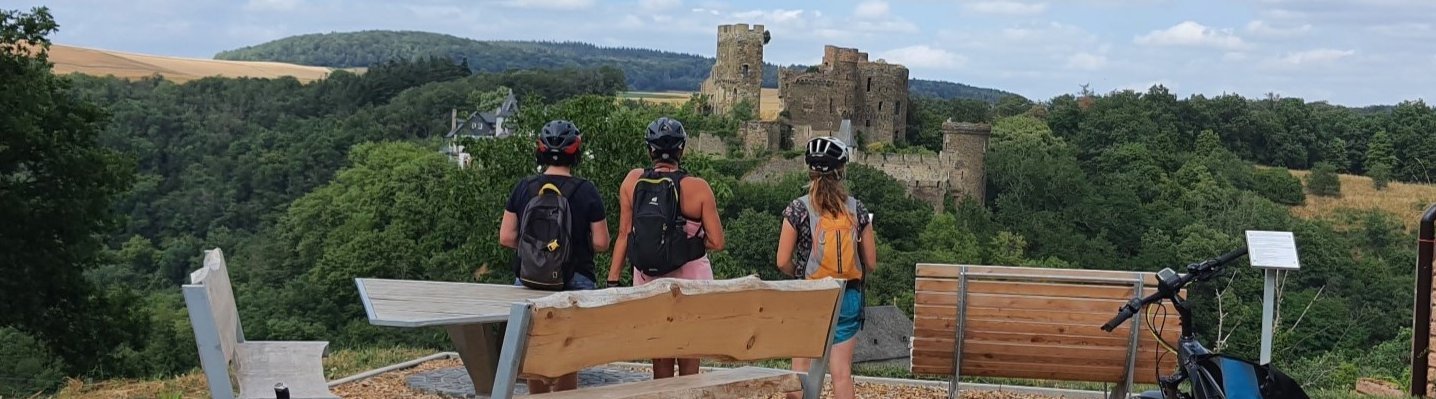 Burg Reichenberg mit Radlerinnen